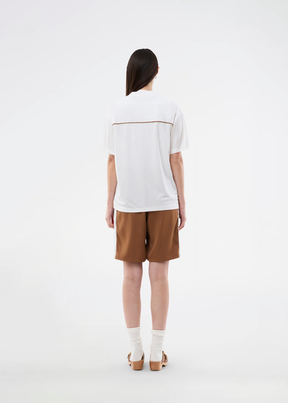 Sporty t-shirt med logo over brystet. AroobMD T-Shirt er designet i let kvalitet og har sportige detaljer som syningsstriber og V-hals med ribkant. En moderne og afslappet t-shirt, perfekt til sporty hverdagslooks.