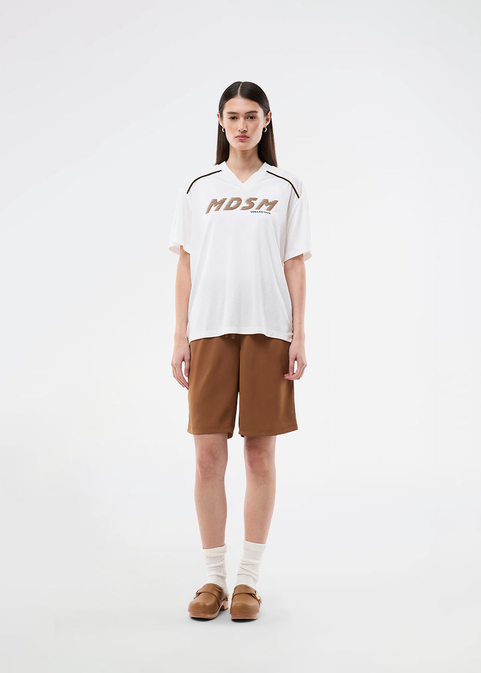Sporty t-shirt med logo over brystet. AroobMD T-Shirt er designet i let kvalitet og har sportige detaljer som syningsstriber og V-hals med ribkant. En moderne og afslappet t-shirt, perfekt til sporty hverdagslooks.