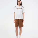 Sporty t-shirt med logo over brystet. AroobMD T-Shirt er designet i let kvalitet og har sportige detaljer som syningsstriber og V-hals med ribkant. En moderne og afslappet t-shirt, perfekt til sporty hverdagslooks.