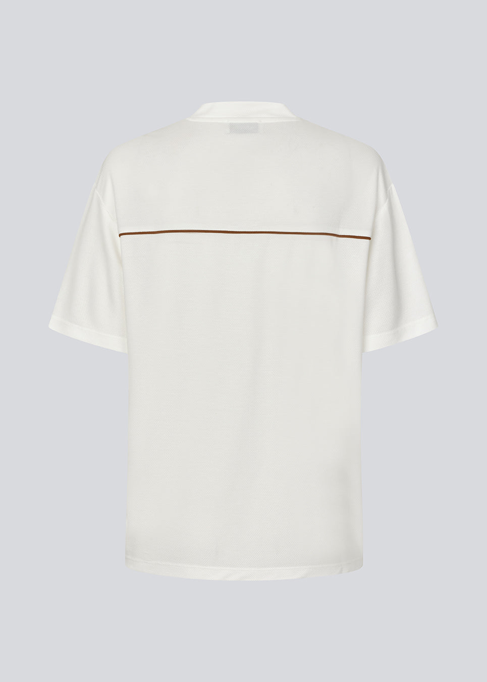 Sporty t-shirt med logo over brystet. AroobMD T-Shirt er designet i let kvalitet og har sportige detaljer som syningsstriber og V-hals med ribkant. En moderne og afslappet t-shirt, perfekt til sporty hverdagslooks.