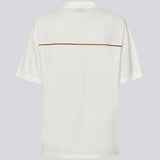 Sporty t-shirt med logo over brystet. AroobMD T-Shirt er designet i let kvalitet og har sportige detaljer som syningsstriber og V-hals med ribkant. En moderne og afslappet t-shirt, perfekt til sporty hverdagslooks.