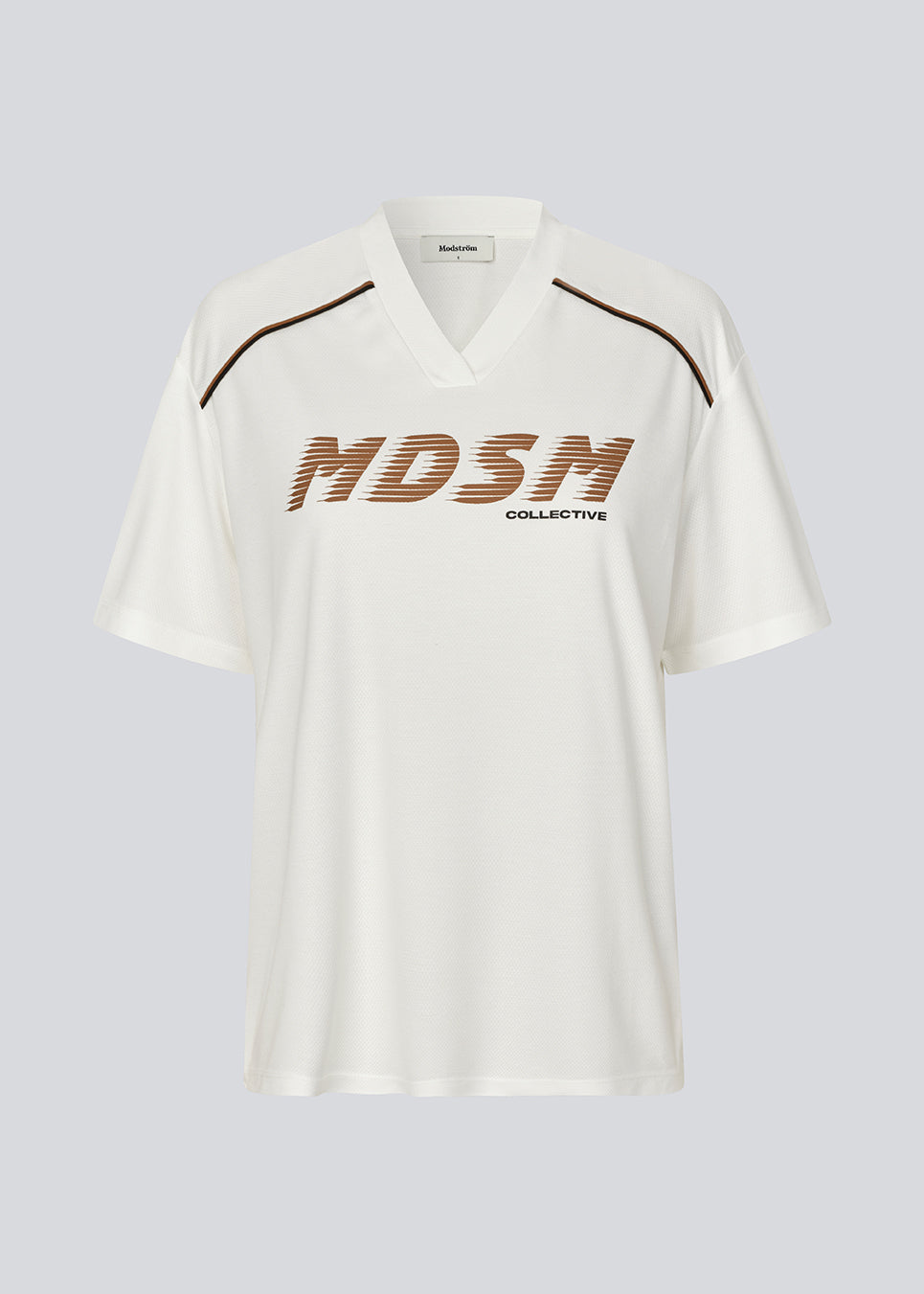 Sporty t-shirt med logo over brystet. AroobMD T-Shirt er designet i let kvalitet og har sportige detaljer som syningsstriber og V-hals med ribkant. En moderne og afslappet t-shirt, perfekt til sporty hverdagslooks.