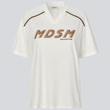 Sporty t-shirt med logo over brystet. AroobMD T-Shirt er designet i let kvalitet og har sportige detaljer som syningsstriber og V-hals med ribkant. En moderne og afslappet t-shirt, perfekt til sporty hverdagslooks.