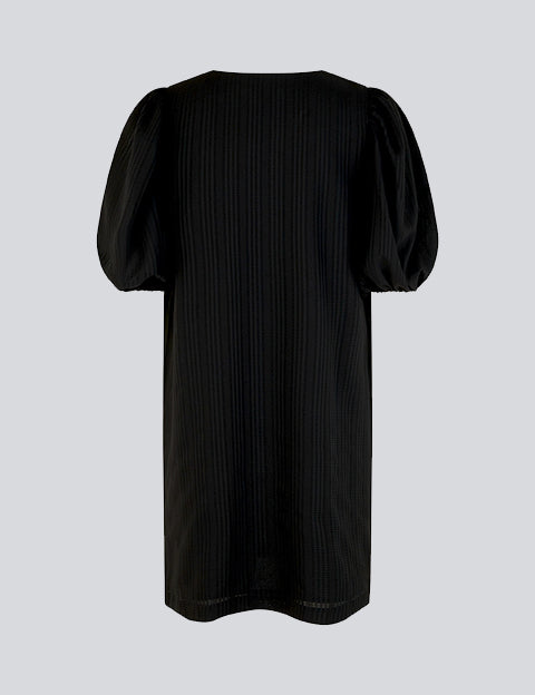 Kort kjole i sort med afslappet pasform og v-udskæring. Ærmerne på AshaMD dress er korte og voluminøse med elastikkant.