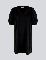 Kort kjole i sort med afslappet pasform og v-udskæring. Ærmerne på AshaMD dress er korte og voluminøse med elastikkant.
