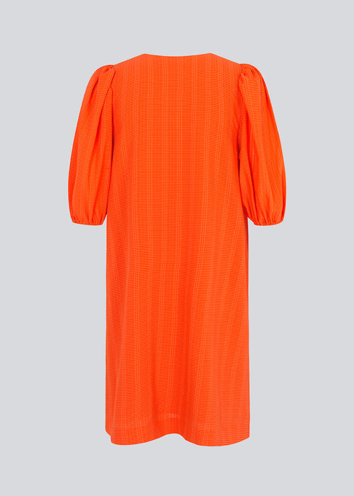 Kort kjole i bright cherry med afslappet pasform og v-udskæring. Ærmerne på AshaMD dress er korte og voluminøse med elast