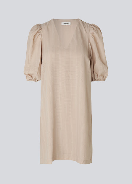 Kort kjole i beige med afslappet pasform og v-udskæring. Ærmerne på AshaMD dress er korte og voluminøse med elastikkant.