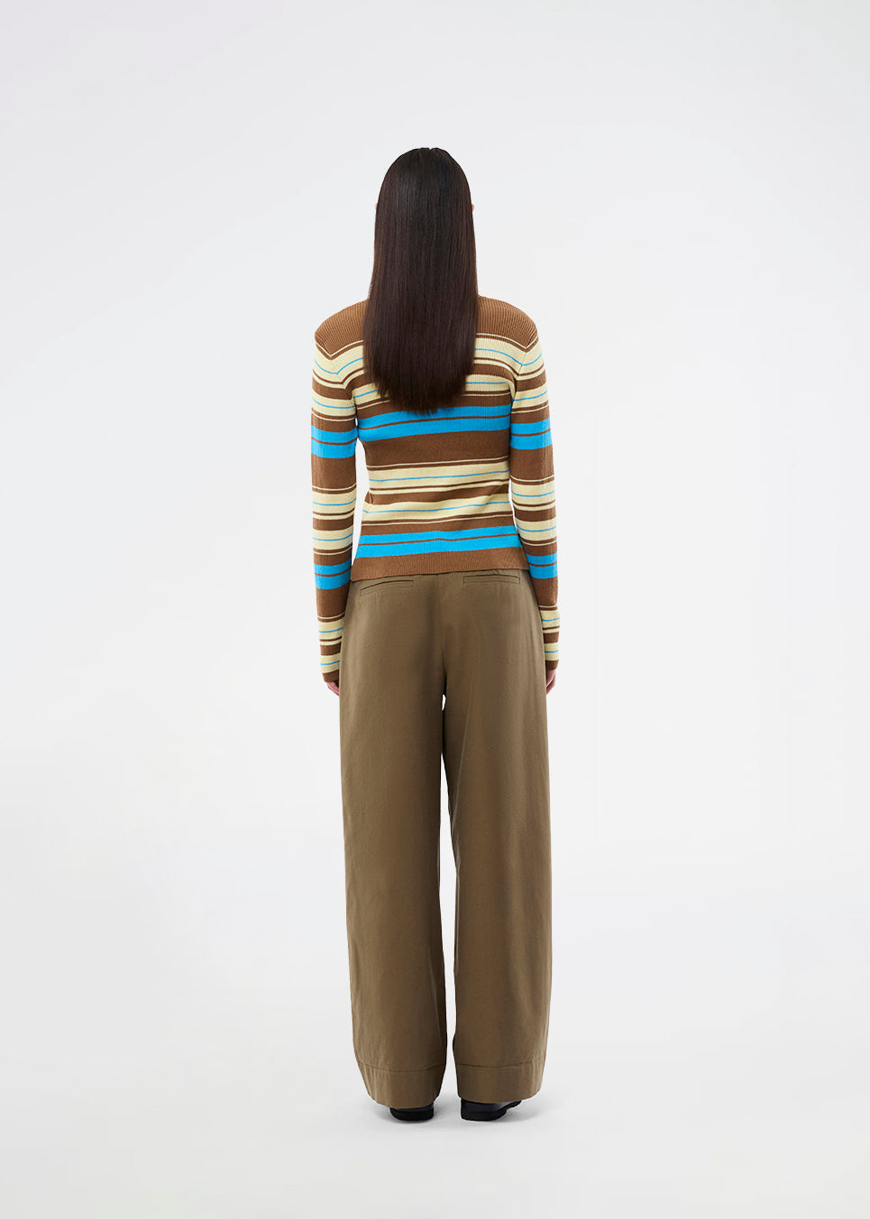 Langærmet cardigan med polokrave og striber. AslanMD Cardigan er designet i ribstrik i 100% økologisk bomuld med elastik, der giver et tætsiddende og komfortabelt fit. Perfekt til lag-på-lag styling eller som en elegant hverdagsfavorit.