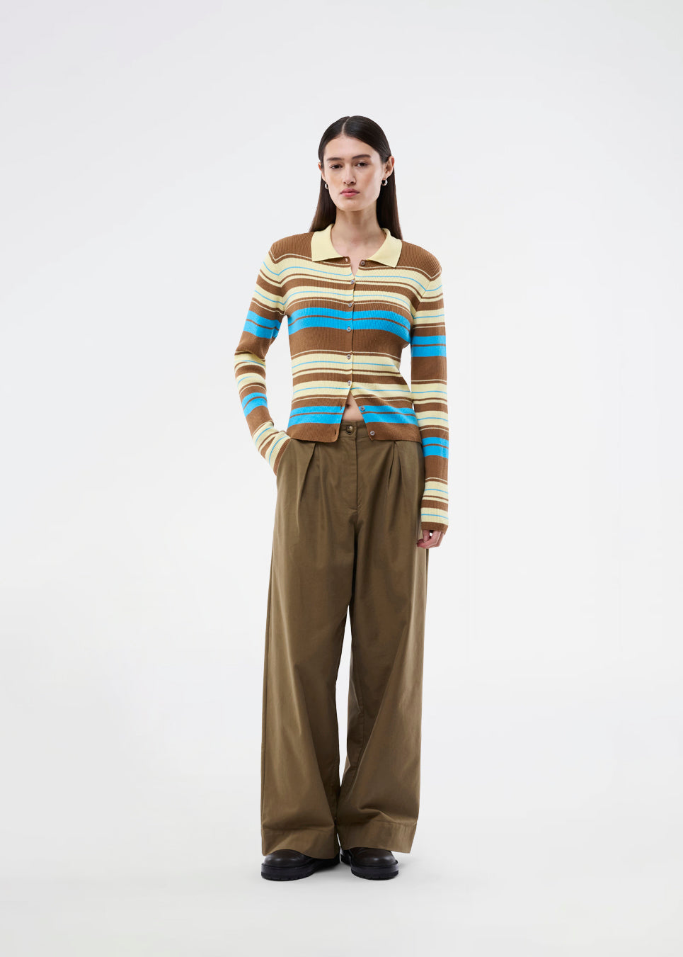 Langærmet cardigan med polokrave og striber. AslanMD Cardigan er designet i ribstrik i 100% økologisk bomuld med elastik, der giver et tætsiddende og komfortabelt fit. Perfekt til lag-på-lag styling eller som en elegant hverdagsfavorit.