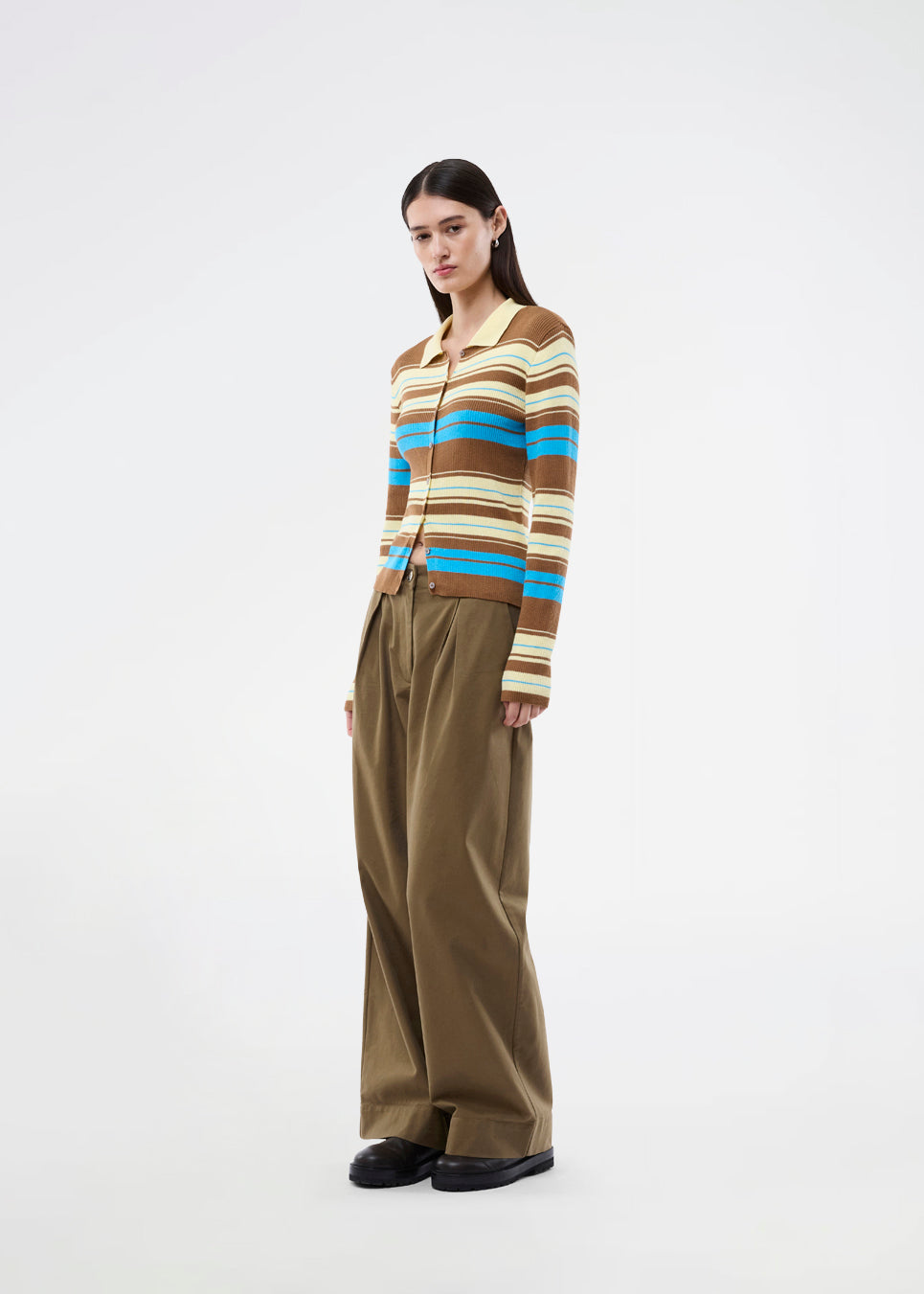 Langærmet cardigan med polokrave og striber. AslanMD Cardigan er designet i ribstrik i 100% økologisk bomuld med elastik, der giver et tætsiddende og komfortabelt fit. Perfekt til lag-på-lag styling eller som en elegant hverdagsfavorit.