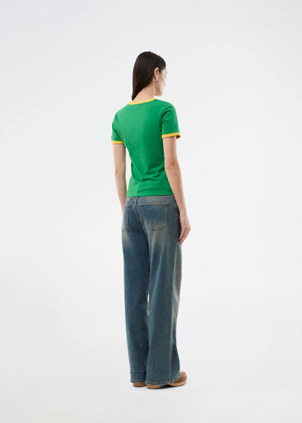 Fitted t-shirt med Brasilien-logo. AstaMD Brasil T-Shirt er designet med kontrastkanter på korte ærmer og rund halsudskæring. En sporty og moderne t-shirt, perfekt til hverdags- og casual looks.
