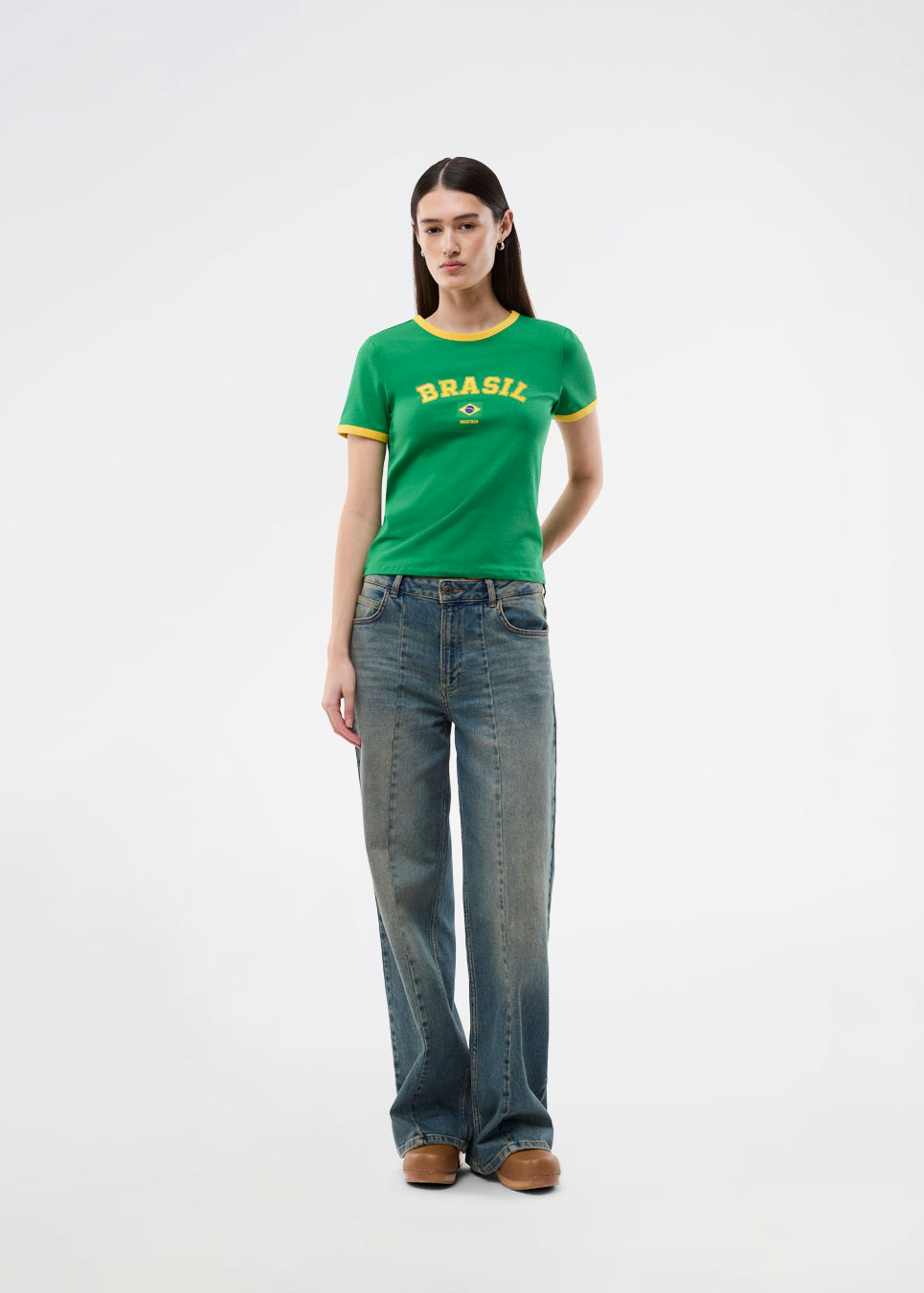 Fitted t-shirt med Brasilien-logo. AstaMD Brasil T-Shirt er designet med kontrastkanter på korte ærmer og rund halsudskæring. En sporty og moderne t-shirt, perfekt til hverdags- og casual looks.
