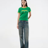 Fitted t-shirt med Brasilien-logo. AstaMD Brasil T-Shirt er designet med kontrastkanter på korte ærmer og rund halsudskæring. En sporty og moderne t-shirt, perfekt til hverdags- og casual looks.