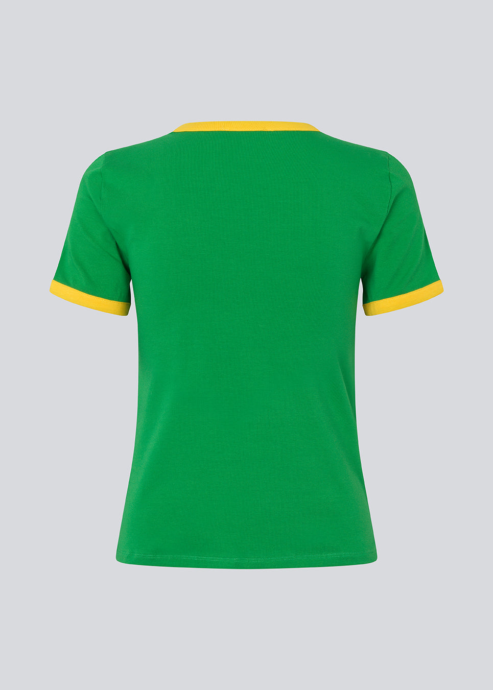 Fitted t-shirt med Brasilien-logo. AstaMD Brasil T-Shirt er designet med kontrastkanter på korte ærmer og rund halsudskæring. En sporty og moderne t-shirt, perfekt til hverdags- og casual looks.
