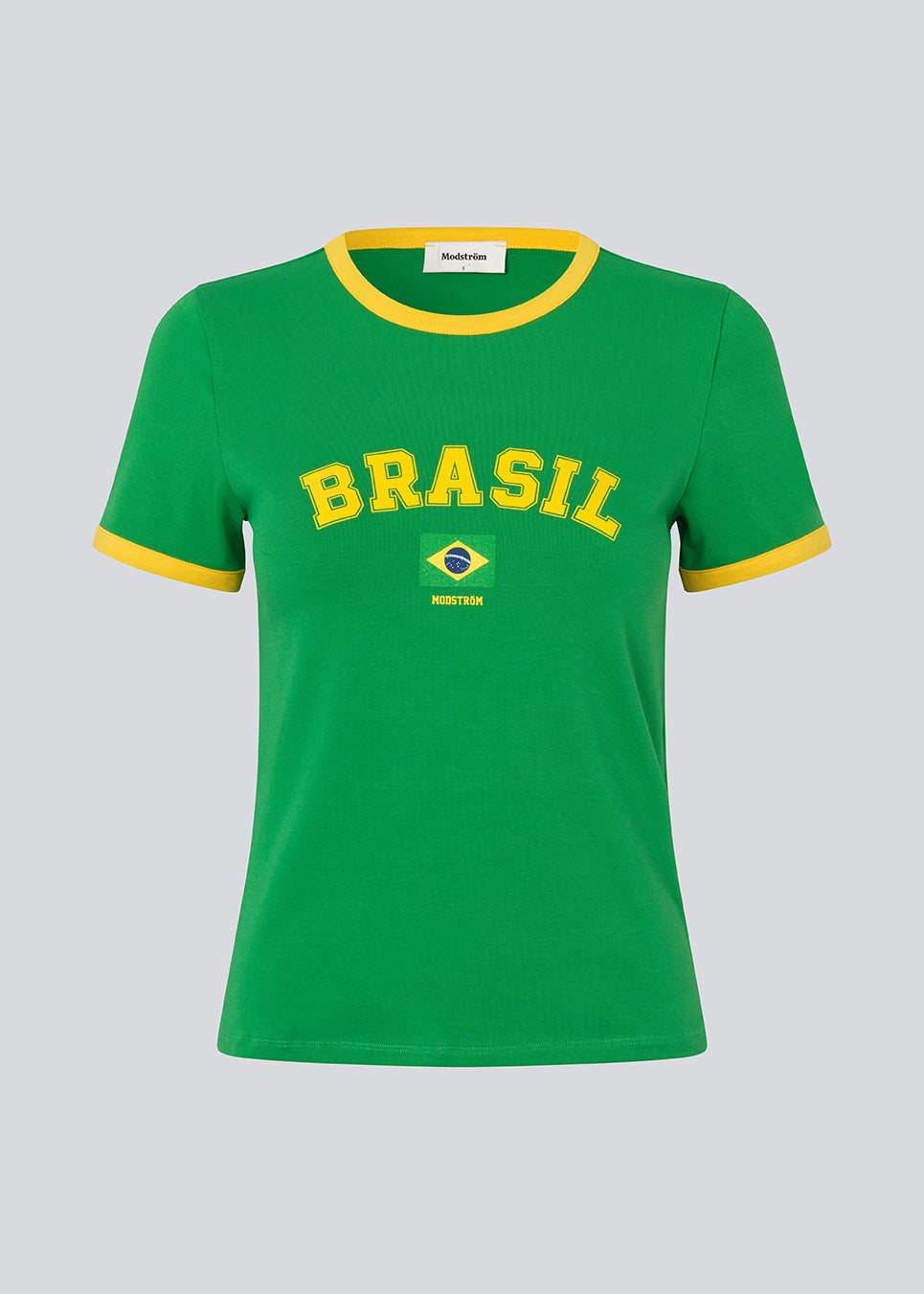 Fitted t-shirt med Brasilien-logo. AstaMD Brasil T-Shirt er designet med kontrastkanter på korte ærmer og rund halsudskæring. En sporty og moderne t-shirt, perfekt til hverdags- og casual looks.