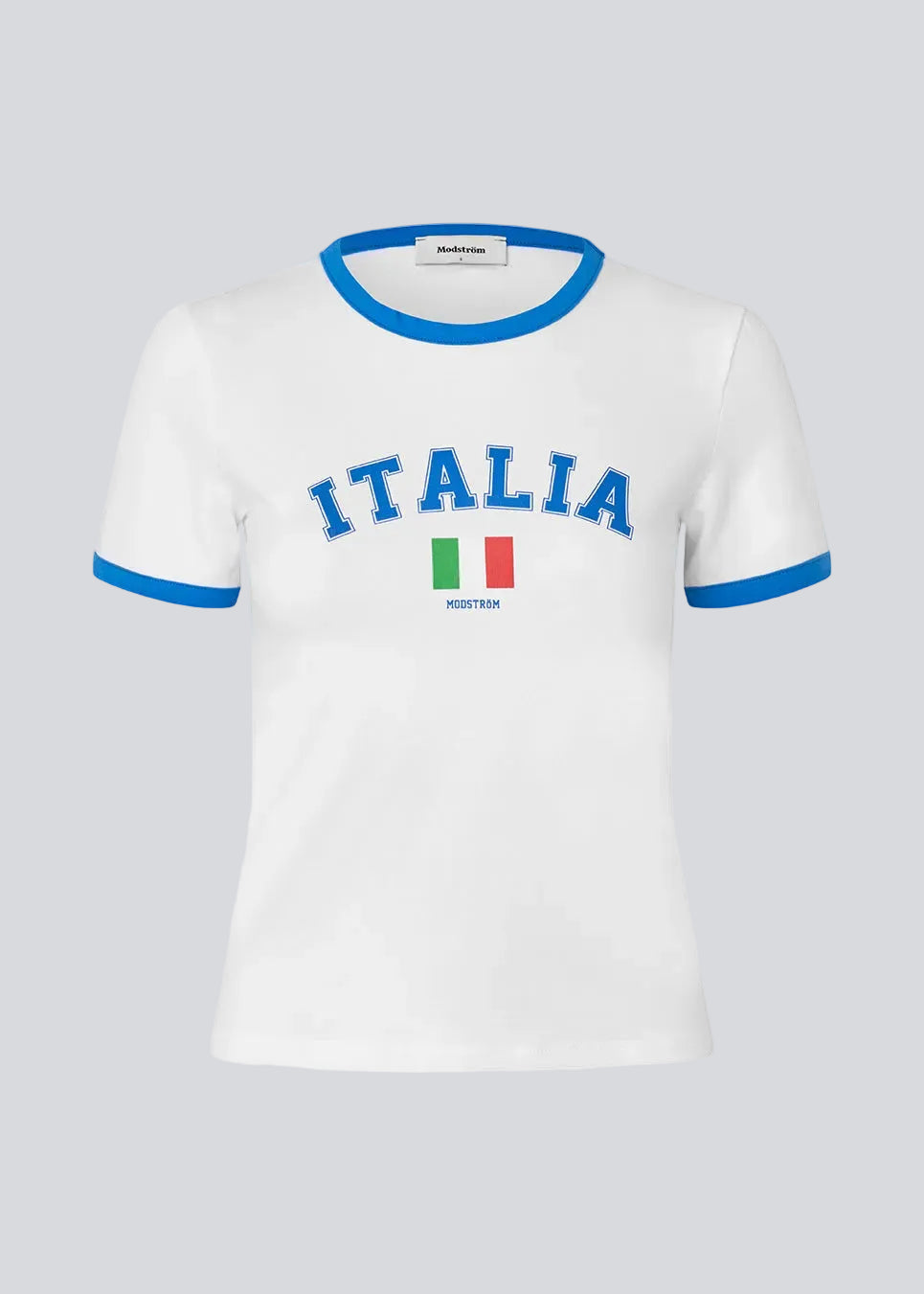 Fitted t-shirt med Italien-logo. AstaMD Italia T-Shirt er designet med blå kontrastkanter på korte ærmer og rund halsudskæring. En sporty og moderne t-shirt, perfekt til hverdags- og casual looks.Fitted t-shirt med Italien-logo. AstaMD Italia T-Shirt er designet med blå kontrastkanter på korte ærmer og rund halsudskæring. En sporty og moderne t-shirt, perfekt til hverdags- og casual looks.