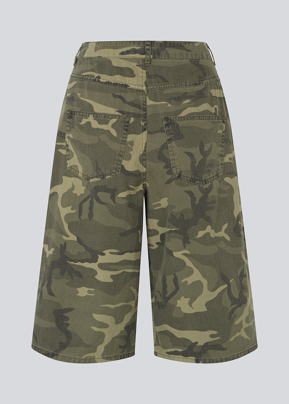 Lange cargoshorts i camouflageprint. AthenaMD Long Shorts er designet i bomuldsdenim med lommer, bæltestropper samt knap- og lynlåslukning i gylpen. Et moderne og stilfuldt valg til afslappede sommerlooks.