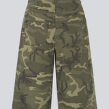 Lange cargoshorts i camouflageprint. AthenaMD Long Shorts er designet i bomuldsdenim med lommer, bæltestropper samt knap- og lynlåslukning i gylpen. Et moderne og stilfuldt valg til afslappede sommerlooks.