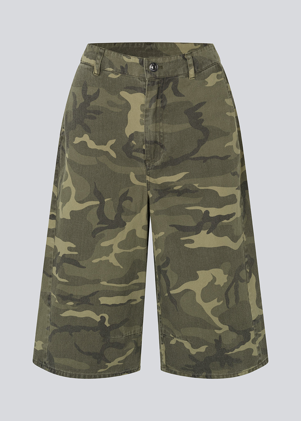 Lange cargoshorts i camouflageprint. AthenaMD Long Shorts er designet i bomuldsdenim med lommer, bæltestropper samt knap- og lynlåslukning i gylpen. Et moderne og stilfuldt valg til afslappede sommerlooks.