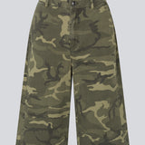 Lange cargoshorts i camouflageprint. AthenaMD Long Shorts er designet i bomuldsdenim med lommer, bæltestropper samt knap- og lynlåslukning i gylpen. Et moderne og stilfuldt valg til afslappede sommerlooks.