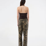 Cool utility-inspirerede bukser. AtheneMD pants kombinerer camouflageprint med en lige pasform, der giver et afslappet men stilrent udtryk. Et stærkt statement-piece, der nemt styles med en enkel top for et moderne, modebevidst look.