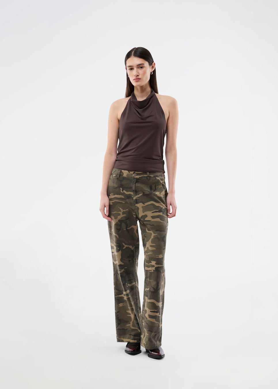 Cool utility-inspirerede bukser. AtheneMD pants kombinerer camouflageprint med en lige pasform, der giver et afslappet men stilrent udtryk. Et stærkt statement-piece, der nemt styles med en enkel top for et moderne, modebevidst look.
