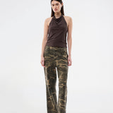 Cool utility-inspirerede bukser. AtheneMD pants kombinerer camouflageprint med en lige pasform, der giver et afslappet men stilrent udtryk. Et stærkt statement-piece, der nemt styles med en enkel top for et moderne, modebevidst look.