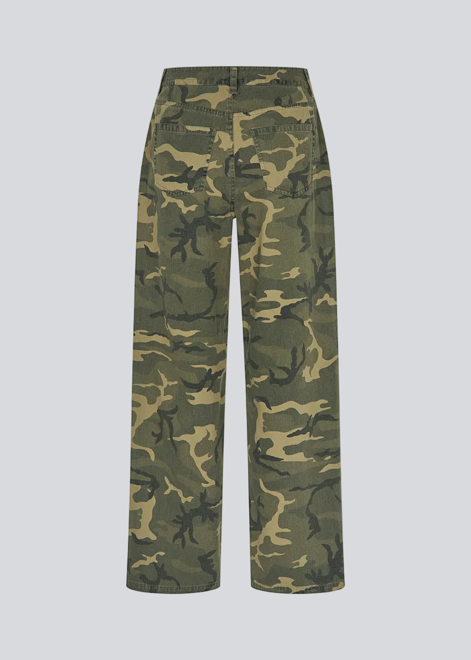 Cool utility-inspirerede bukser. AtheneMD pants kombinerer camouflageprint med en lige pasform, der giver et afslappet men stilrent udtryk. Et stærkt statement-piece, der nemt styles med en enkel top for et moderne, modebevidst look.
