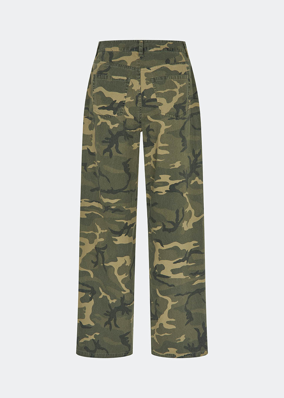Cool utility-inspirerede bukser. AtheneMD pants kombinerer camouflageprint med en lige pasform, der giver et afslappet men stilrent udtryk. Et stærkt statement-piece, der nemt styles med en enkel top for et moderne, modebevidst look.
