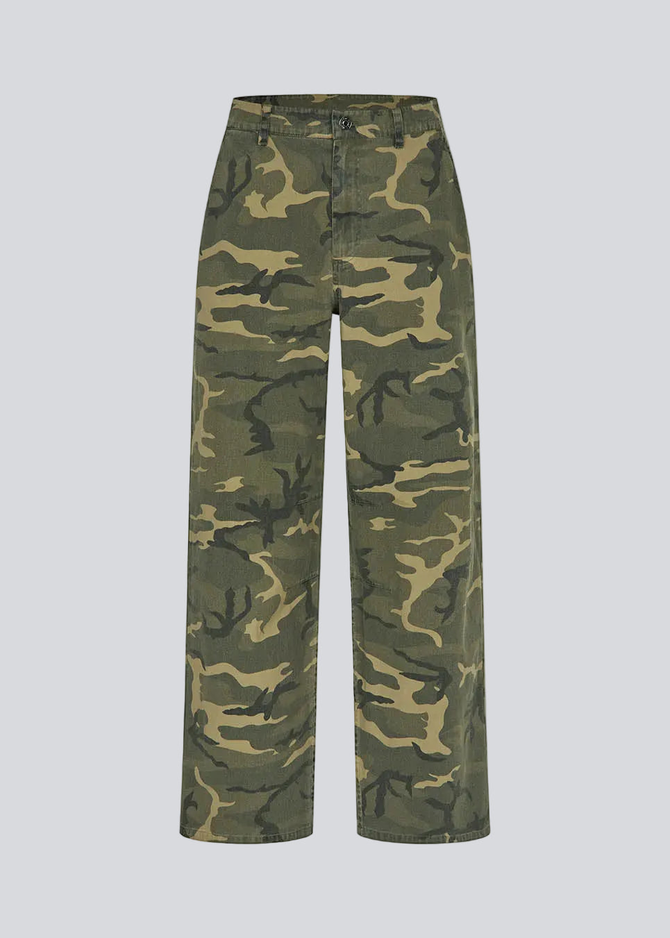 Cool utility-inspirerede bukser. AtheneMD pants kombinerer camouflageprint med en lige pasform, der giver et afslappet men stilrent udtryk. Et stærkt statement-piece, der nemt styles med en enkel top for et moderne, modebevidst look.