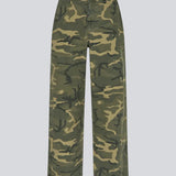 Cool utility-inspirerede bukser. AtheneMD pants kombinerer camouflageprint med en lige pasform, der giver et afslappet men stilrent udtryk. Et stærkt statement-piece, der nemt styles med en enkel top for et moderne, modebevidst look.