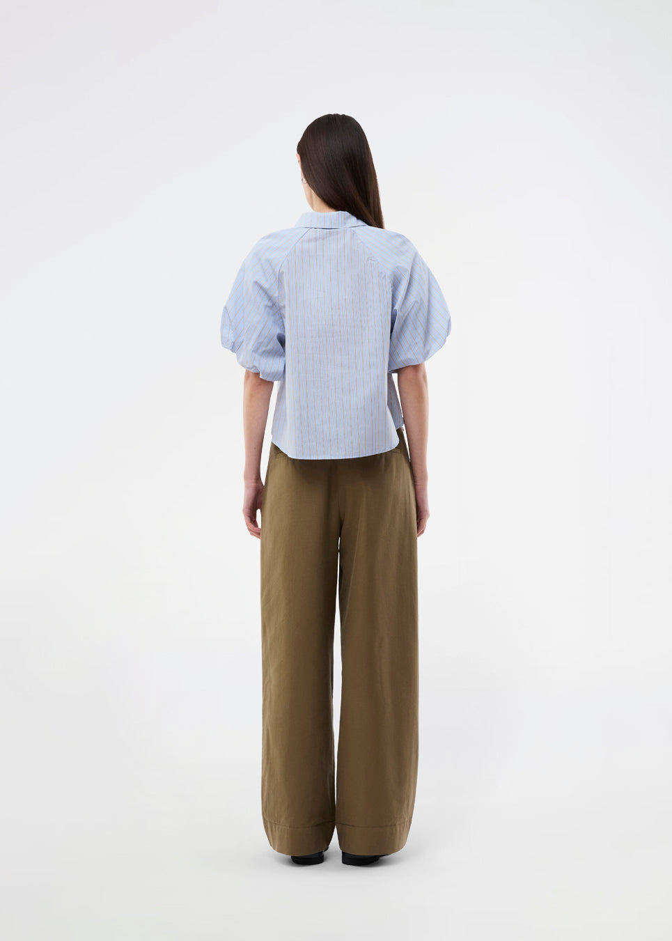 Kortærmet skjorte med voluminøse ærmer. AugustaMD Shirt er designet med striber, krave og knappelukning og fremstillet i 85% økologisk bomuld. En let og elegant skjorte, perfekt til både hverdag og mere polished looks.