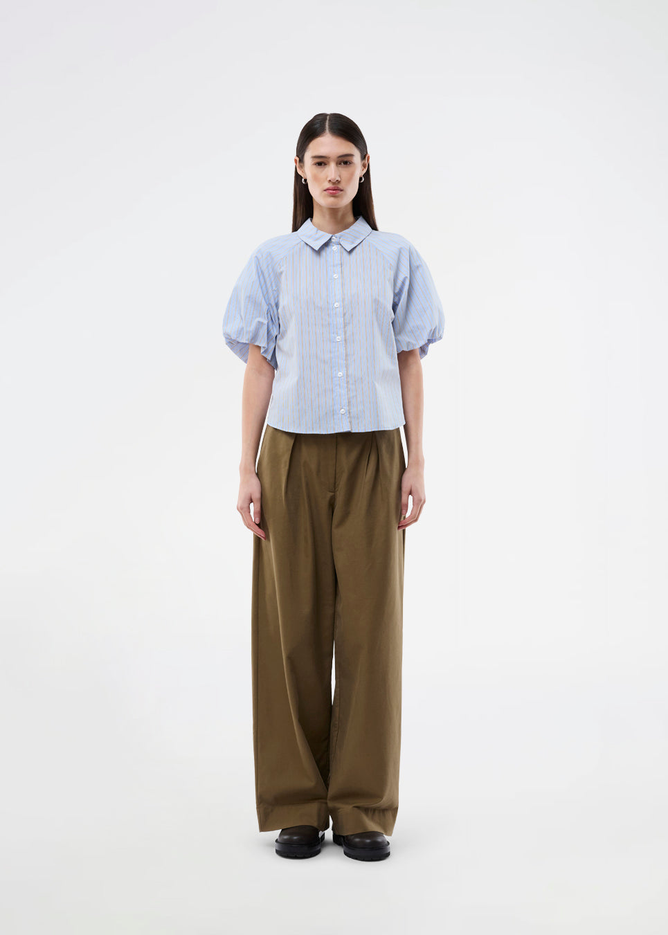 Kortærmet skjorte med voluminøse ærmer. AugustaMD Shirt er designet med striber, krave og knappelukning og fremstillet i 85% økologisk bomuld. En let og elegant skjorte, perfekt til både hverdag og mere polished looks.