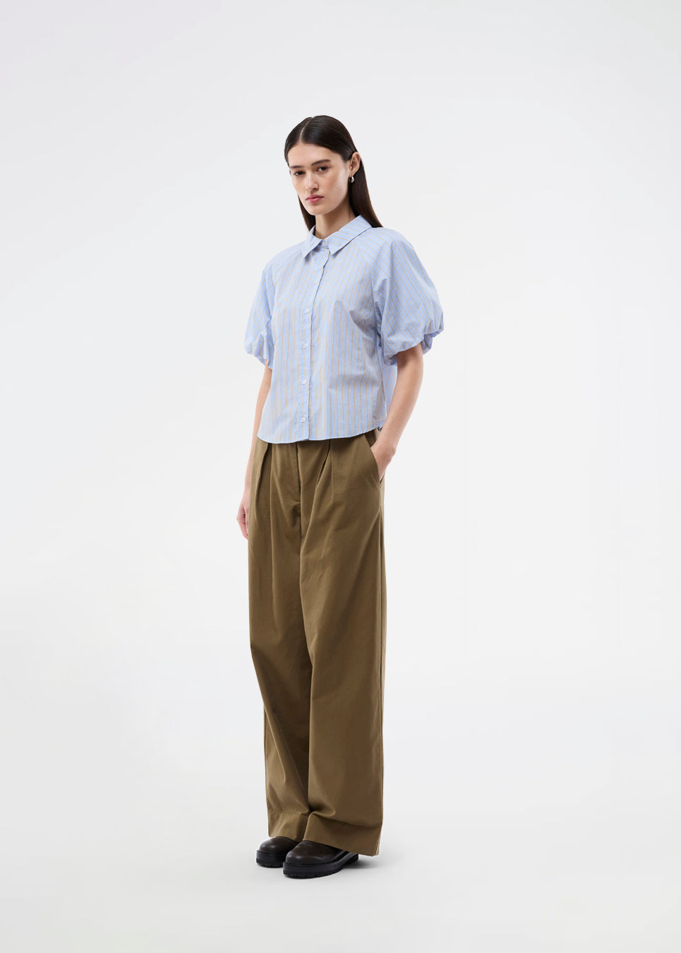 Kortærmet skjorte med voluminøse ærmer. AugustaMD Shirt er designet med striber, krave og knappelukning og fremstillet i 85% økologisk bomuld. En let og elegant skjorte, perfekt til både hverdag og mere polished looks.