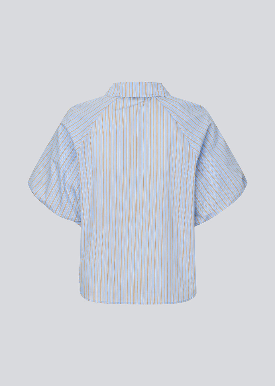 Kortærmet skjorte med voluminøse ærmer. AugustaMD Shirt er designet med striber, krave og knappelukning og fremstillet i 85% økologisk bomuld. En let og elegant skjorte, perfekt til både hverdag og mere polished looks.