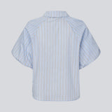 Kortærmet skjorte med voluminøse ærmer. AugustaMD Shirt er designet med striber, krave og knappelukning og fremstillet i 85% økologisk bomuld. En let og elegant skjorte, perfekt til både hverdag og mere polished looks.