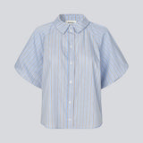 Kortærmet skjorte med voluminøse ærmer. AugustaMD Shirt er designet med striber, krave og knappelukning og fremstillet i 85% økologisk bomuld. En let og elegant skjorte, perfekt til både hverdag og mere polished looks.