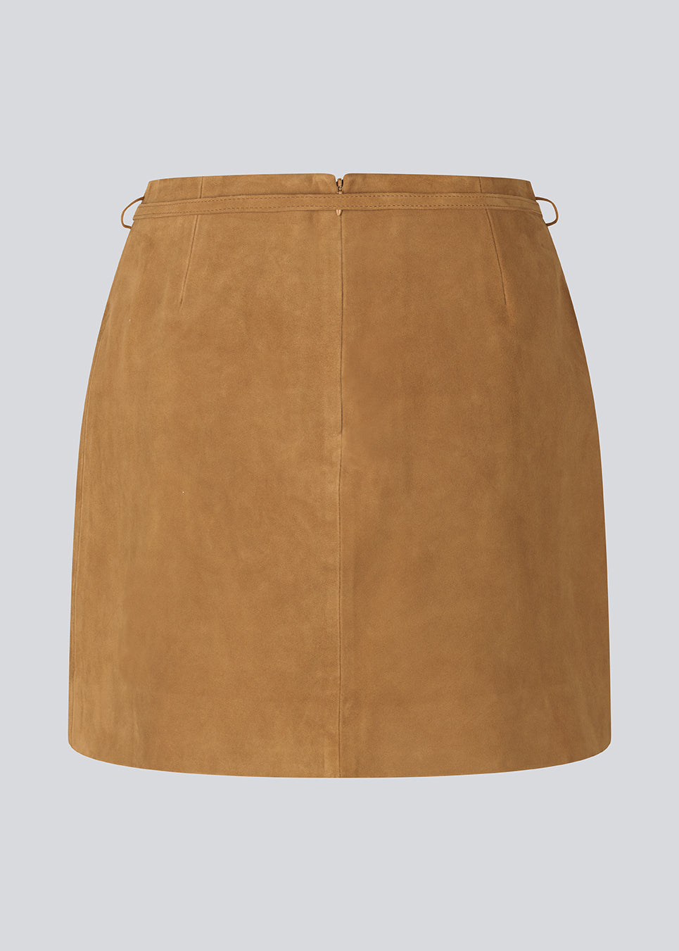 Mininederdel i ruskind med bæltedetalje. AxelleMD Skirt er figursyet og har lynlåslukning bagpå. En moderne og stilfuld nederdel, perfekt til både hverdag og festlige lejligheder.
