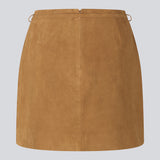 Mininederdel i ruskind med bæltedetalje. AxelleMD Skirt er figursyet og har lynlåslukning bagpå. En moderne og stilfuld nederdel, perfekt til både hverdag og festlige lejligheder.