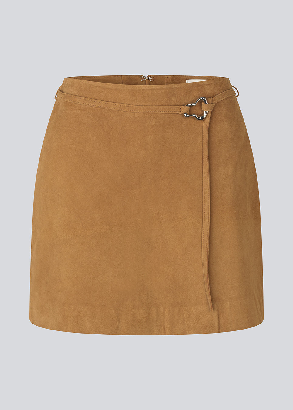 Mininederdel i ruskind med bæltedetalje. AxelleMD Skirt er figursyet og har lynlåslukning bagpå. En moderne og stilfuld nederdel, perfekt til både hverdag og festlige lejligheder.