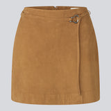 Mininederdel i ruskind med bæltedetalje. AxelleMD Skirt er figursyet og har lynlåslukning bagpå. En moderne og stilfuld nederdel, perfekt til både hverdag og festlige lejligheder.