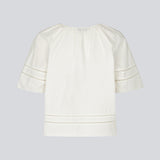 Kortærmet bluse med broderidetaljer. AyoMD Top har et løst snit og rynkedetaljer ved halsen samt V-udskæring med enkel knap. Toppen er fremstillet i et let materiale i 100% økologisk bomuld, perfekt til et feminint og afslappet look.