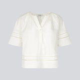 Kortærmet bluse med broderidetaljer. AyoMD Top har et løst snit og rynkedetaljer ved halsen samt V-udskæring med enkel knap. Toppen er fremstillet i et let materiale i 100% økologisk bomuld, perfekt til et feminint og afslappet look.