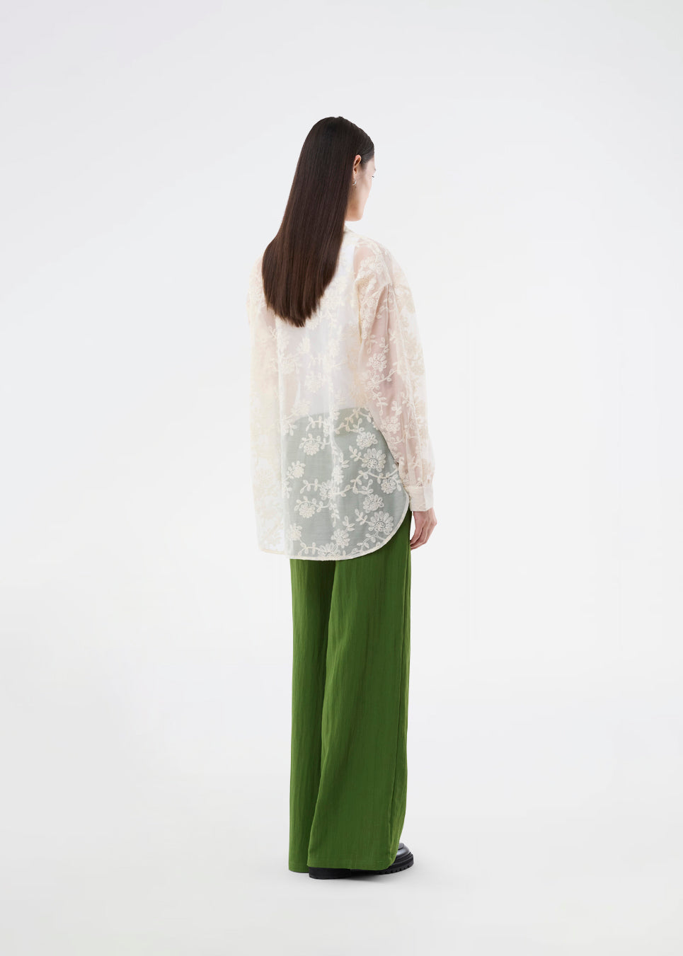 Lang skjorte i kraftig mesh med brodering. BabaraMD Long Shirt har krave, knappelukning og manchetter på ærmerne – en elegant og trendy statement-top, der giver et moderne og polished look.
