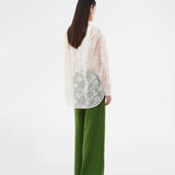 Lang skjorte i kraftig mesh med brodering. BabaraMD Long Shirt har krave, knappelukning og manchetter på ærmerne – en elegant og trendy statement-top, der giver et moderne og polished look.