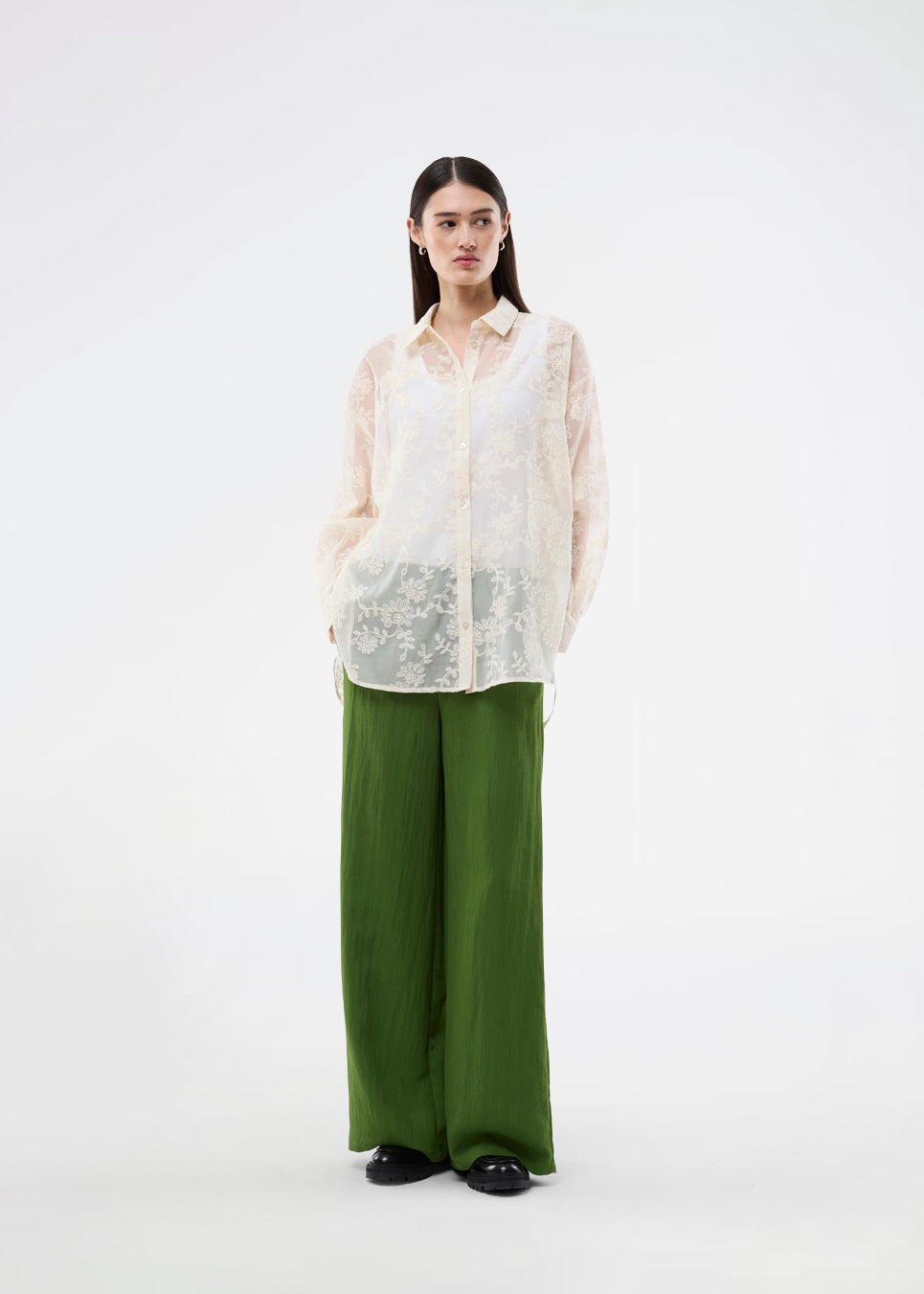 Lang skjorte i kraftig mesh med brodering. BabaraMD Long Shirt har krave, knappelukning og manchetter på ærmerne – en elegant og trendy statement-top, der giver et moderne og polished look.