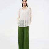 Lang skjorte i kraftig mesh med brodering. BabaraMD Long Shirt har krave, knappelukning og manchetter på ærmerne – en elegant og trendy statement-top, der giver et moderne og polished look.