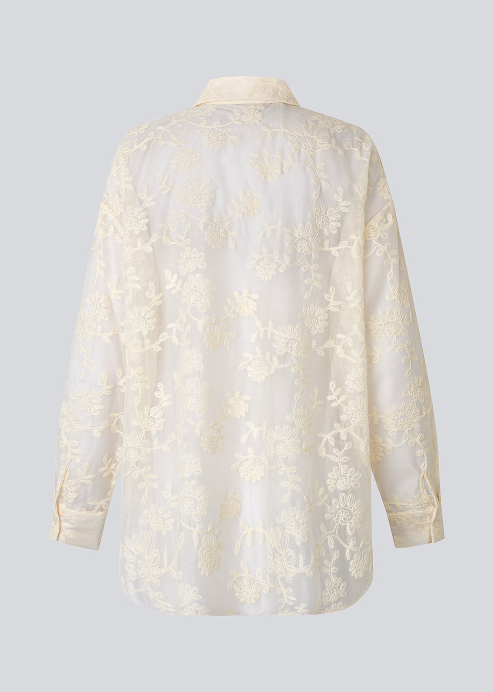 Lang skjorte i kraftig mesh med brodering. BabaraMD Long Shirt har krave, knappelukning og manchetter på ærmerne – en elegant og trendy statement-top, der giver et moderne og polished look.
