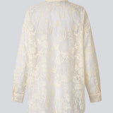 Lang skjorte i kraftig mesh med brodering. BabaraMD Long Shirt har krave, knappelukning og manchetter på ærmerne – en elegant og trendy statement-top, der giver et moderne og polished look.