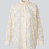 Lang skjorte i kraftig mesh med brodering. BabaraMD Long Shirt har krave, knappelukning og manchetter på ærmerne – en elegant og trendy statement-top, der giver et moderne og polished look.